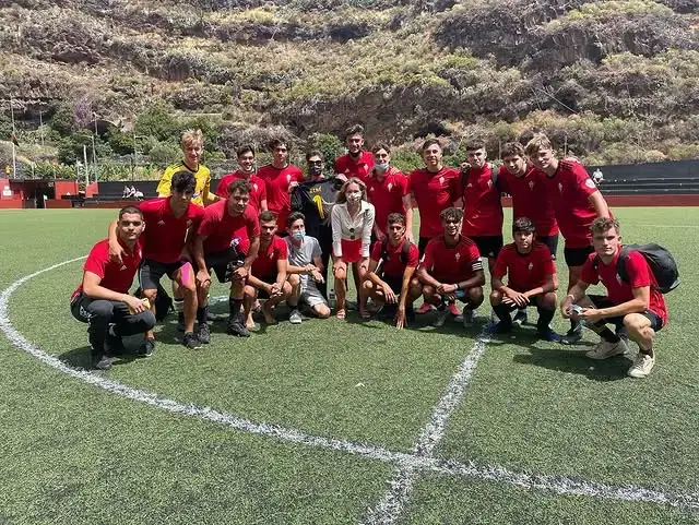 Participantes en un partido benéfico de la Asociación René Rodríguez Tobar